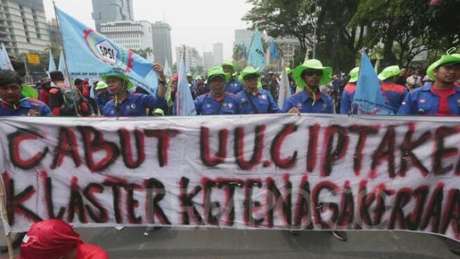 
					Buruh Tolak Outsourcing: RUU Ketenagakerjaan Diprotes Keras
