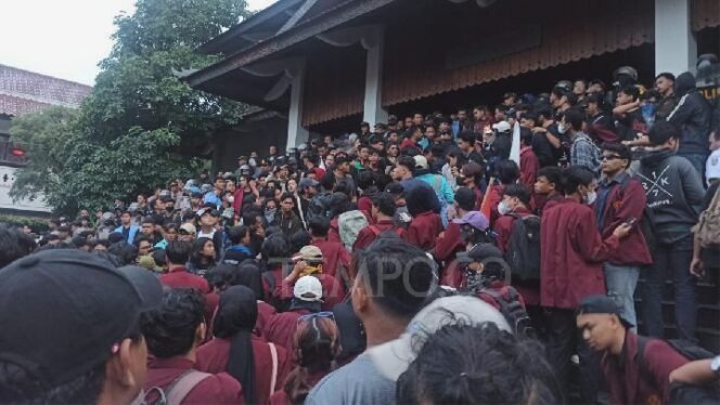 
					Demo Mahasiswa Solo: Tuntutan Mengguncang DPRD, Apa Saja?
