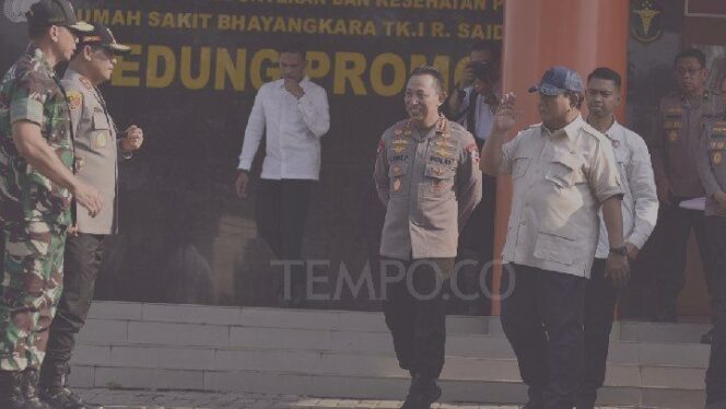 
					Prabowo Jenguk Korban Rusuh Demo di RS Polri, Ginjalnya Rusak!