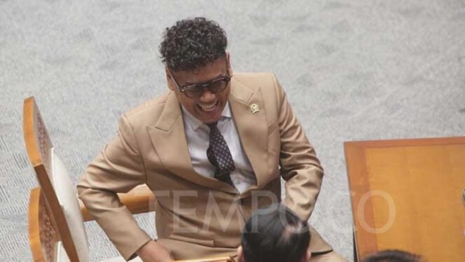 
					Uya Kuya Digeruduk Massa: Artis Senayan dalam Bahaya?