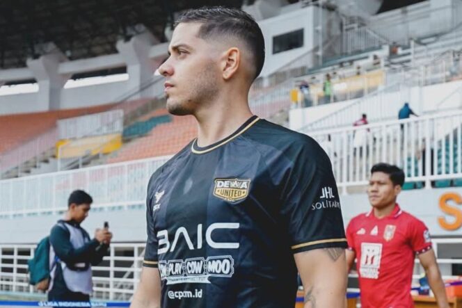 
					Duel Sengit Arema FC vs Dewa United: Dalberto vs Messidoro!