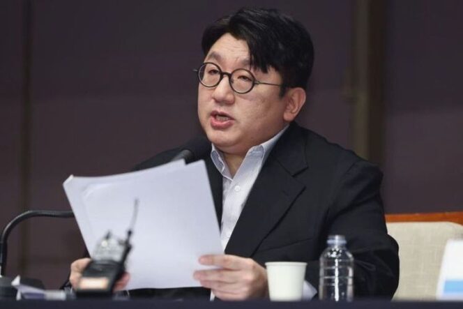 
					Bang Si Hyuk Diperiksa Polisi: Kasus Dugaan Penipuan IPO HYBE?