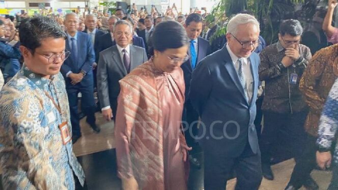 
					Momen Haru: Sri Mulyani Didampingi Suami di Sertijab Menkeu