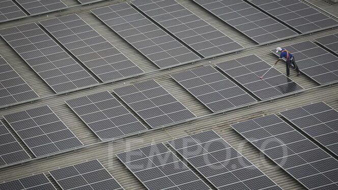 
					Bea Masuk PLTS Bebani Industri, IESR Usul Pembebasan!