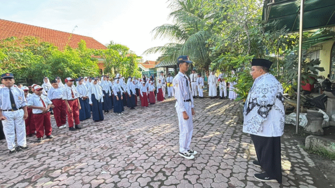 
					Viral Aksi Guru SMP PGRI 6 Surabaya, Ganti Sepatu Siswa yang Sudah Rusak