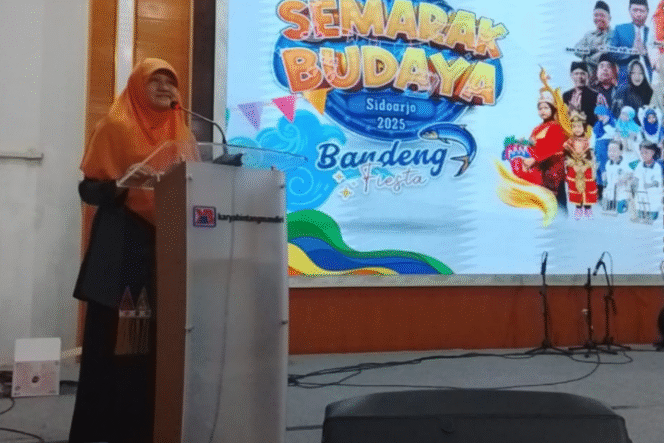 
					Reni Astuti memberikan sambutan pada acara semarak budaya di Sidoarjo