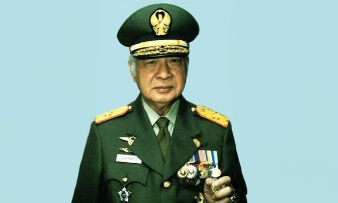 
					Benarkah Soeharto Layak Disebut Pahlawan? Membaca Ulang Filosofi Mikul Dhuwur Mendhem Jero