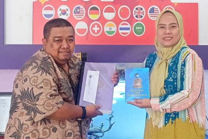 
					Buku yang Mengubah Cara Pandang Pendidikan: Mahasiswa S2 UNESA Ini Gagas Sekolah yang Membahagiakan