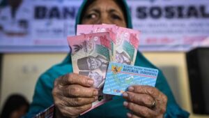 Penyaluran bansos PKH Jawa Timur - klikmojok.com