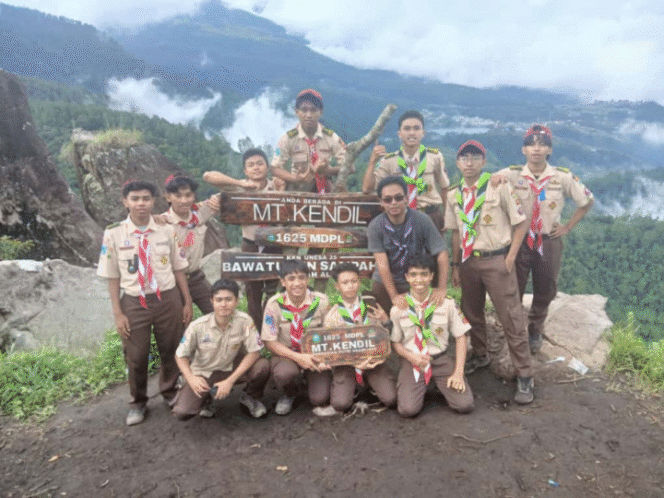 
					8 Sekolah Islam Terpadu Taklukkan Puncak Kendil 1.625 Mdpl, Begini Momen Menegangkannya!
