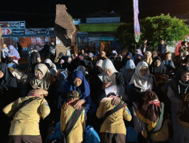 Momen sungkeman pada pelantikan Pramuka siaga SDIT Nuurul Fikri Trenggalek