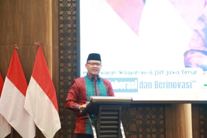 
					Kepala Dinas Pendidikan Provinsi Jawa Timur, Dr. Aries Agung Paewai, S.TP. MM. beri apresiasi kontribusi JSIT Jatim