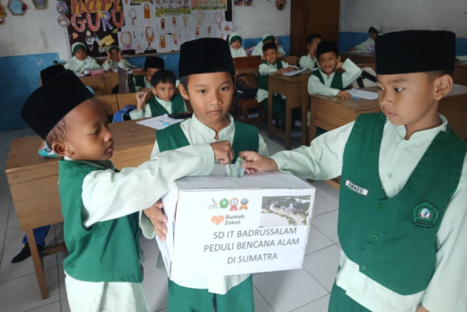 
					Dua Hari Galang Dana, SD IT Badrussalam Gerak Cepat Bantu Korban Longsor dan Banjir Sumatra