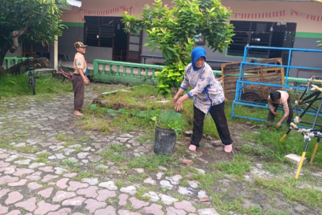 
					Tutup Semester Ganjil, SMP PGRI 6 Surabaya Gelar Aksi Bersih Lingkungan Sekolah