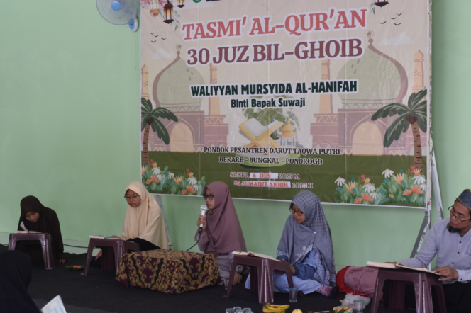 
					Waliyyan Mursyida Al-Hanifah, santri kelas 12 Intensif asal Ponorogo, yang berhasil menuntaskan Tasmi’ 30 Juz bil Ghoib