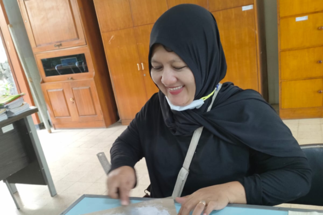 
					Seru! Kepala Sekolah Surabaya Utara Belajar Sablon Manual, Jadi Contoh Semangat Kreatif