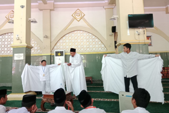 
					83 Siswa Permata Surabaya Ikuti Manasik Haji, Antusias hingga Lempar Jumrah