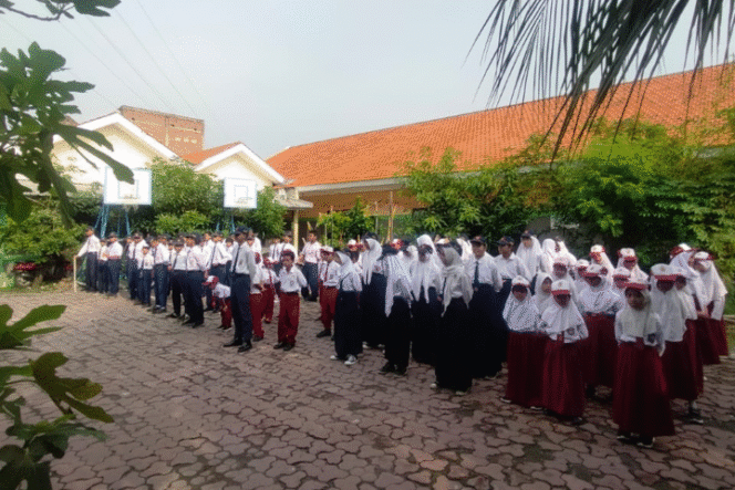 
					Kepala SMP PGRI 6 Surabaya Beberkan Makna Upacara Bendera bagi Pembentukan Generasi Tangguh