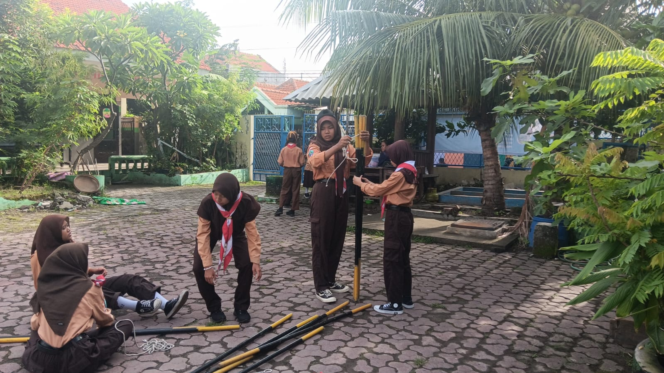 
					Pramuka Kreatif, Siswa SMP PGRI 6 Surabaya Tantang Diri Buat Miniatur F1