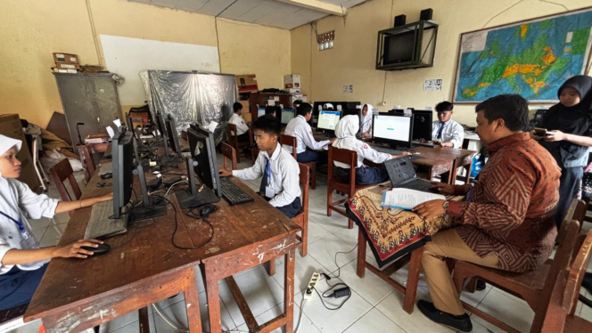 
					Hari Kedua TKA, Siswa SMP PGRI 6 Surabaya Tersenyum Usai Ujian Bahasa Indonesia