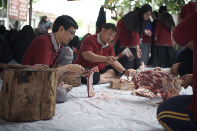 
					Al Uswah Surabaya Bagikan 2.700 Paket Daging Kurban Iduladha