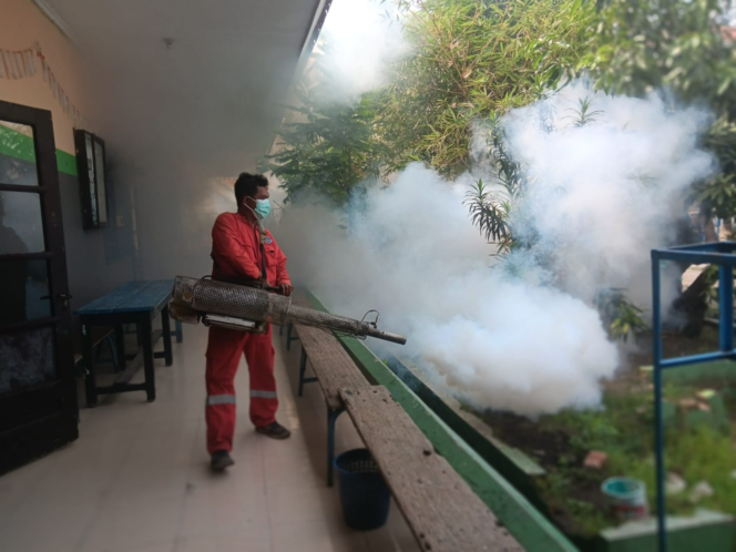 
					Antisipasi DBD, SMP PGRI 6 Surabaya Gelar Fogging Bersama Puskesmas Wonokusumo