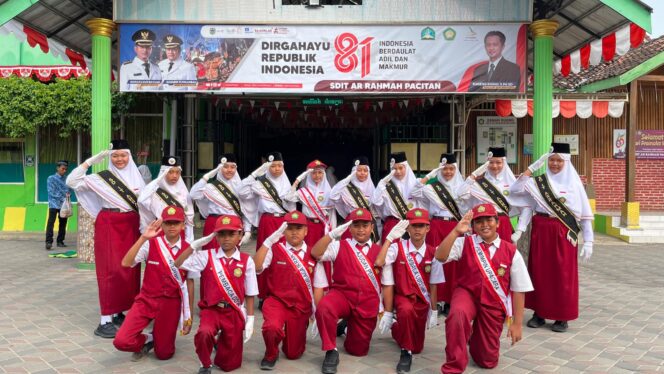 
					Formasi ala Paskibraka Warnai Upacara HUT ke-81 RI di SDIT Ar Rahmah Pacitan