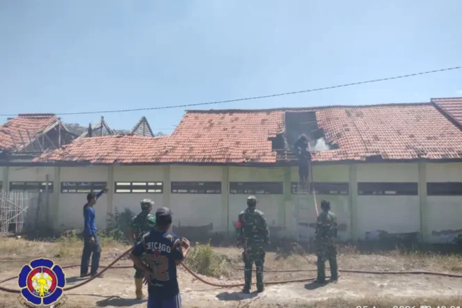 
					Asap Tebal Menggulung dari SDN Rongtengah 5 Sampang: Api Lahap Tiga Ruang Kelas