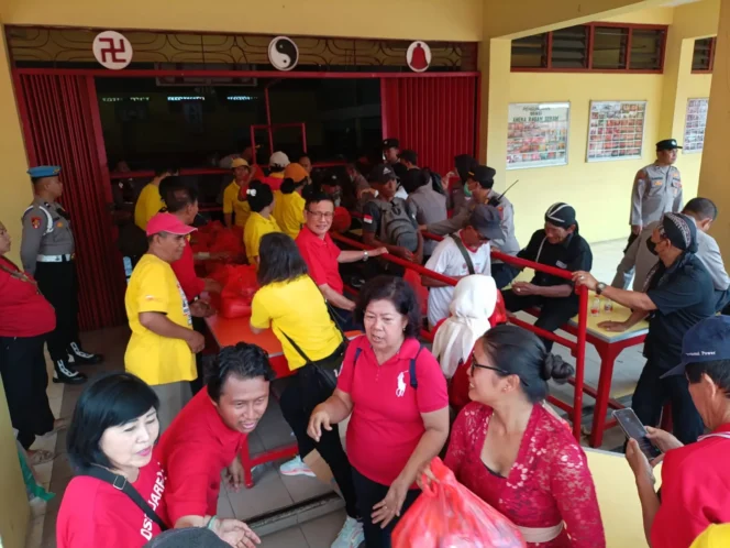 
					Harmoni di Balik Antrean: Spirit Berbagi dan Doa Arwah di Klenteng Tjoe Tik Kiong Tulungagung