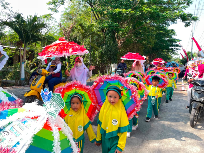 
					Tak Didampingi Orang Tua, Anak TKIT Permata Hati Berani Ikuti Pawai