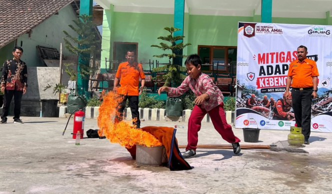 
					Belajar Tanggap Bencana, Siswa MIT Nurul Amal Praktik Penanganan Kebakaran Bersama BPBD Magetan