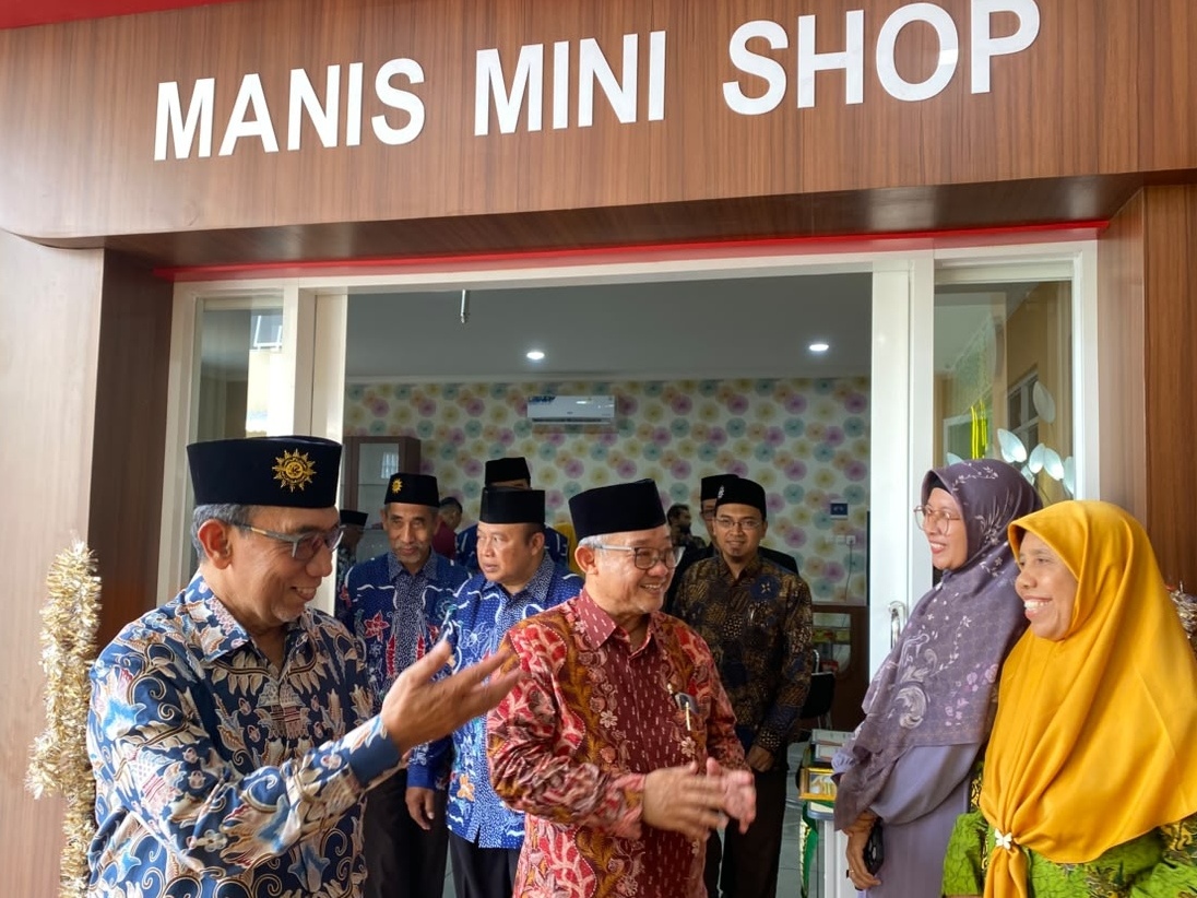 Abdul Mu’ti Resmikan Manis Mini Shop, Tekankan Tata Kelola Pendidikan Muhammadiyah Berkemajuan