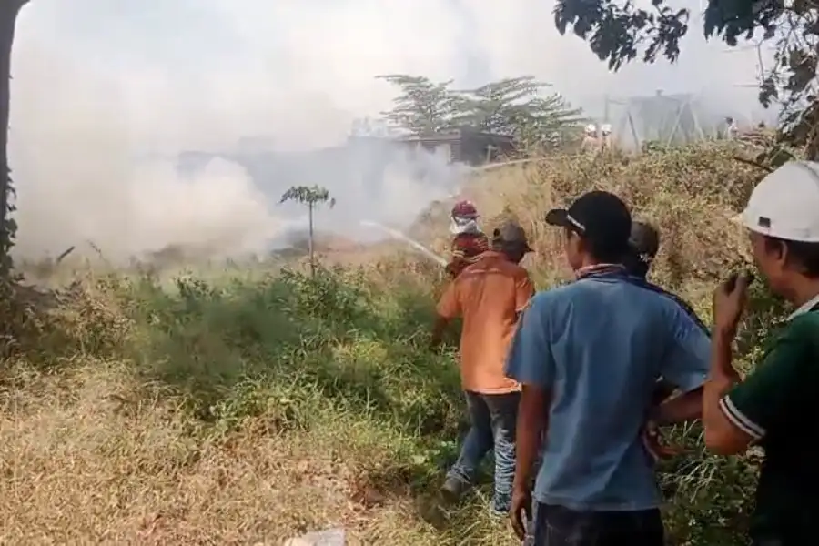 Api di Ladang Sisa Manis: Kisah Ketahanan Produksi PG Gempolkrep di Tengah Kebakaran Ampas Tebu