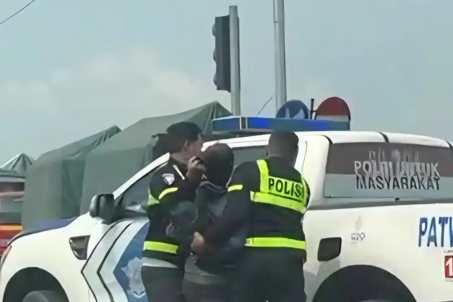 Bayang-bayang Lahan Rezeki: Konflik Berdarah Pengamen Kemoceng di Lamongan