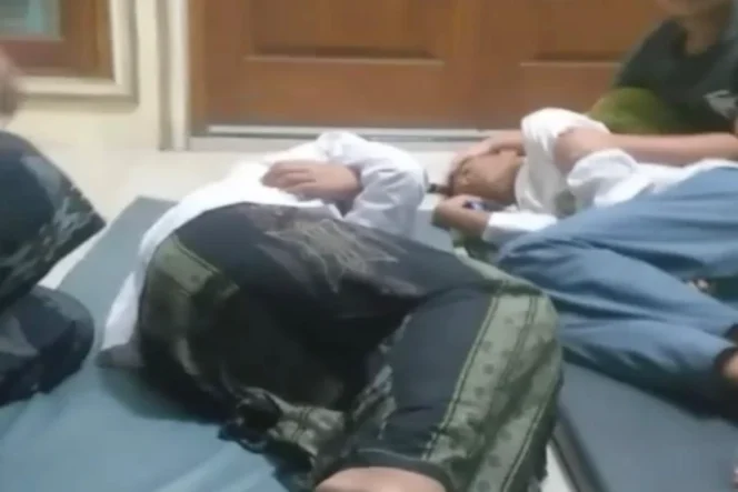 
					Dari Dapur Pesantren ke UGD: 120 Santri Sidoarjo Dilarikan ke Rumah Sakit Akibat Dugaan Keracunan Makanan Bergizi Gratis