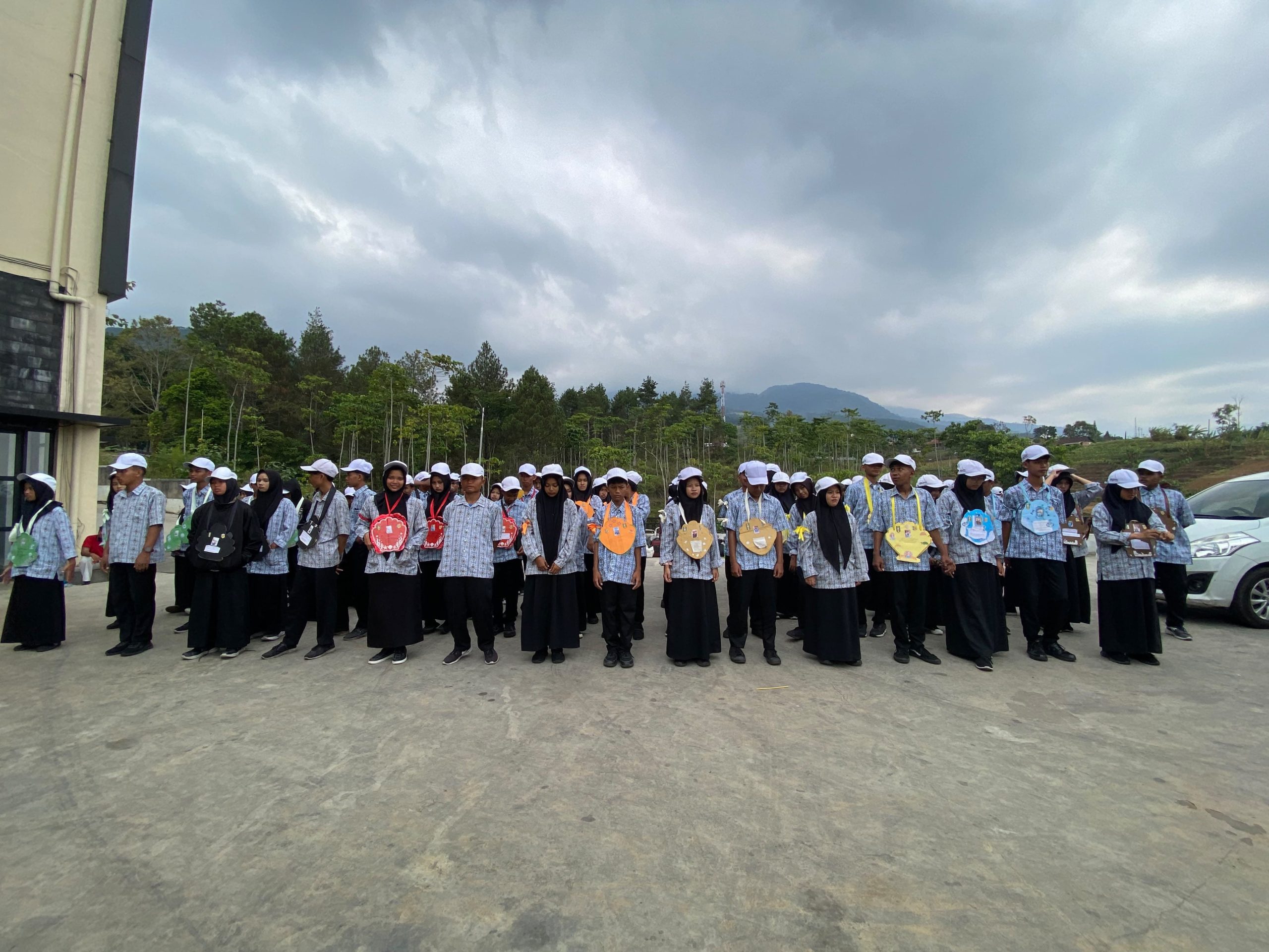 Dari Teori ke Praktik: Outbound LDKK SMK Pemuda Krian Perkuat Kekompakan Siswa