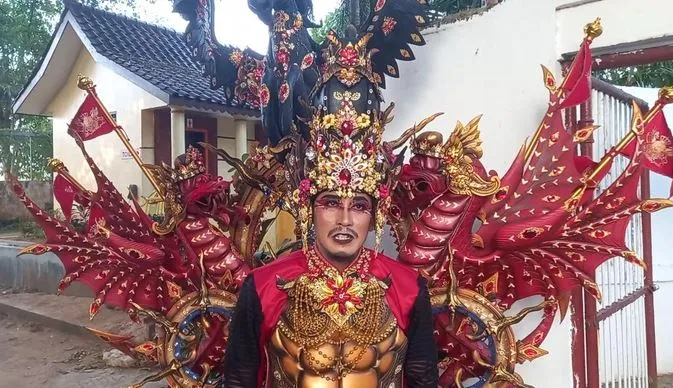 Dedikasi 6 Bulan Ahmad Faisol Hadi: Kostum ‘Keraton’ Megah Antar Jember Juara Umum Madura Ethnic Carnival 2026