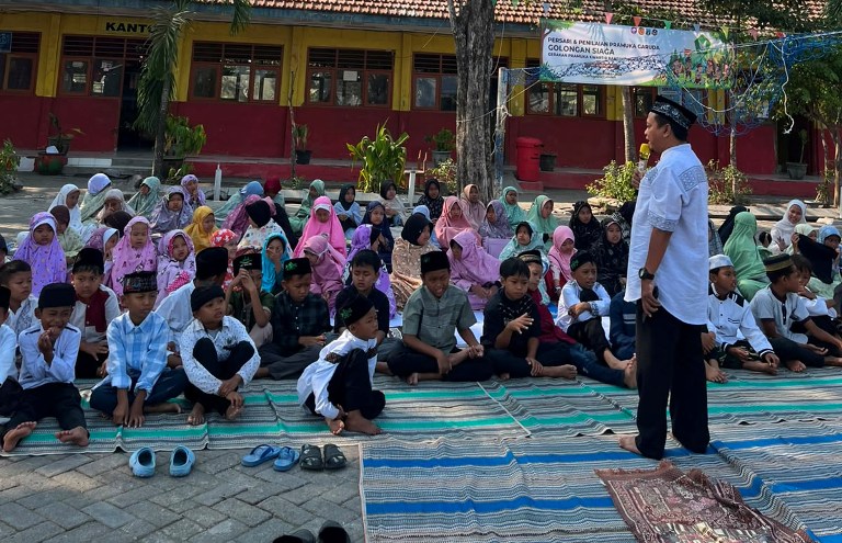 Dongeng Ceria Islami: SDN Rumpuk Mantup Tanamkan Akhlak Nabi Lewat Maulid Bergembira