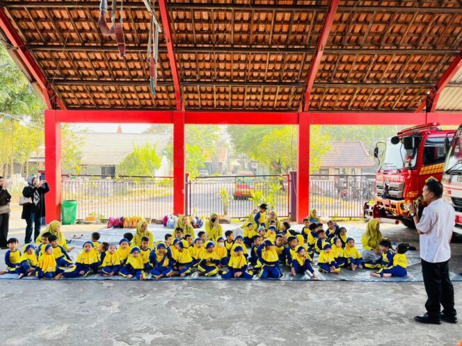 
					Edukasi Keselamatan Kebakaran: Siswa KB Cahaya Aisyiyah Rasakan Langsung Jadi Pemadam Cilik di Damkar Gresik