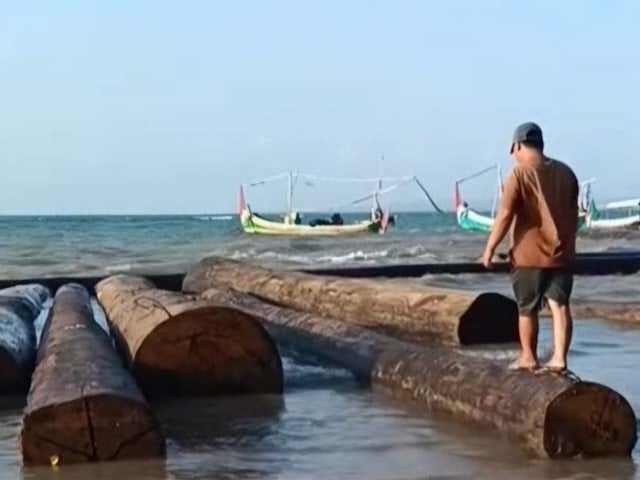 Gelombang Asa yang Karam di Dungkek: Menanti Janji Ganti Rugi Pasca Insiden Kayu Gelondongan