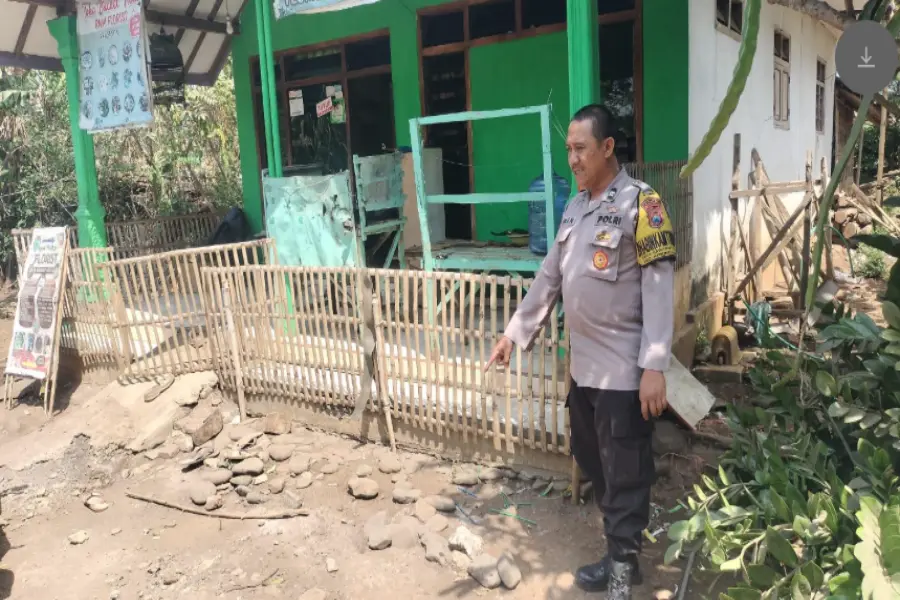 Genangan Air dan Bara Amarah: Kisah Pembacokan Kakek di Lumajang yang Menguak Konflik Tetangga