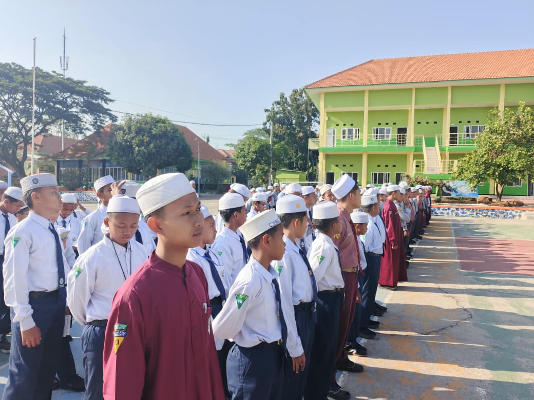 Inovasi Pembelajaran: Santri eLKISI Rutin Uji Hafalan Hadis saat Apel Pagi