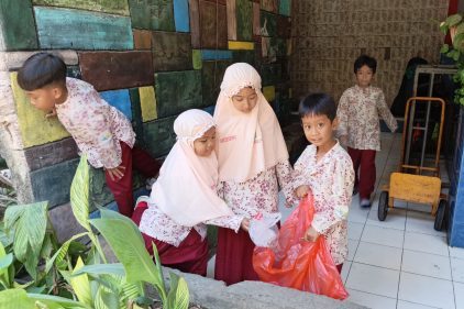 Inovasi Pembelajaran STEM di SD Mugres: Siswa Belajar Lingkungan Melalui Pengelolaan Sampah