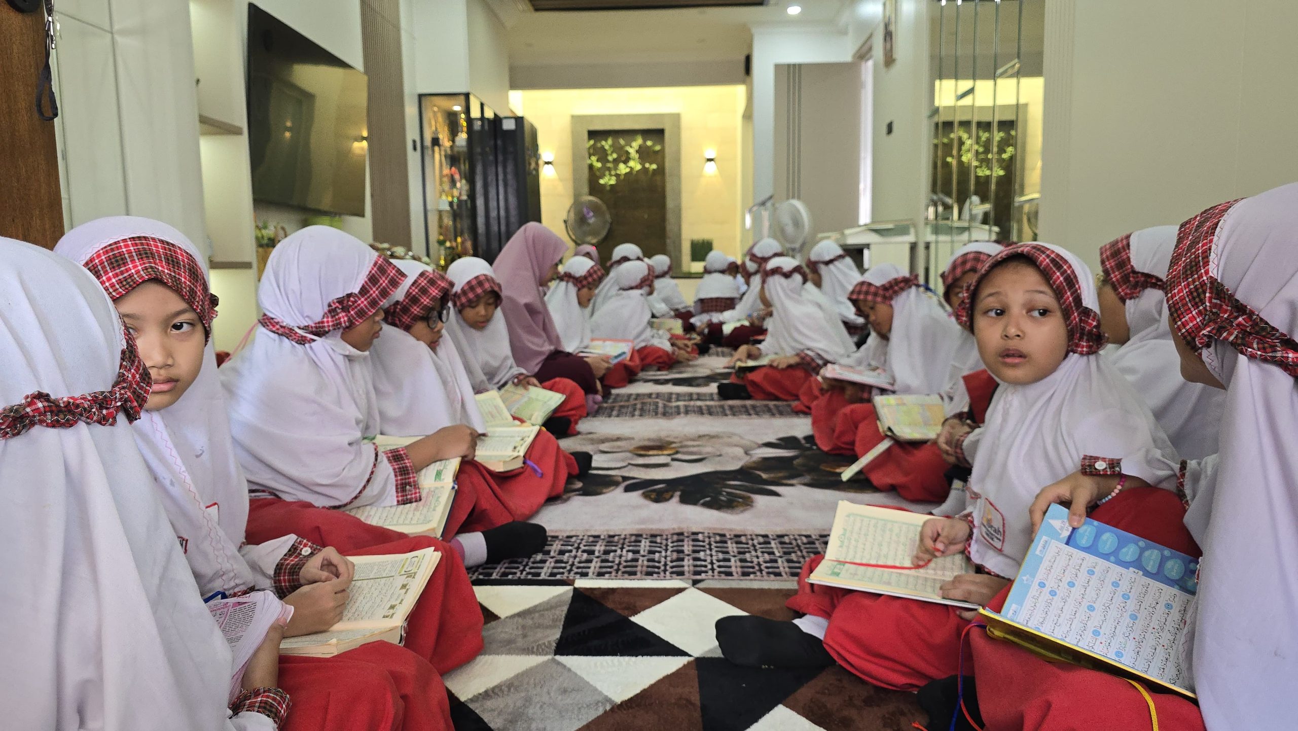 Integrasi Hafalan Al-Qur’an dan Jejak Sejarah: 96 Siswa SDIT Al-Ibrah Ikuti Wisata Qurani di Gresik