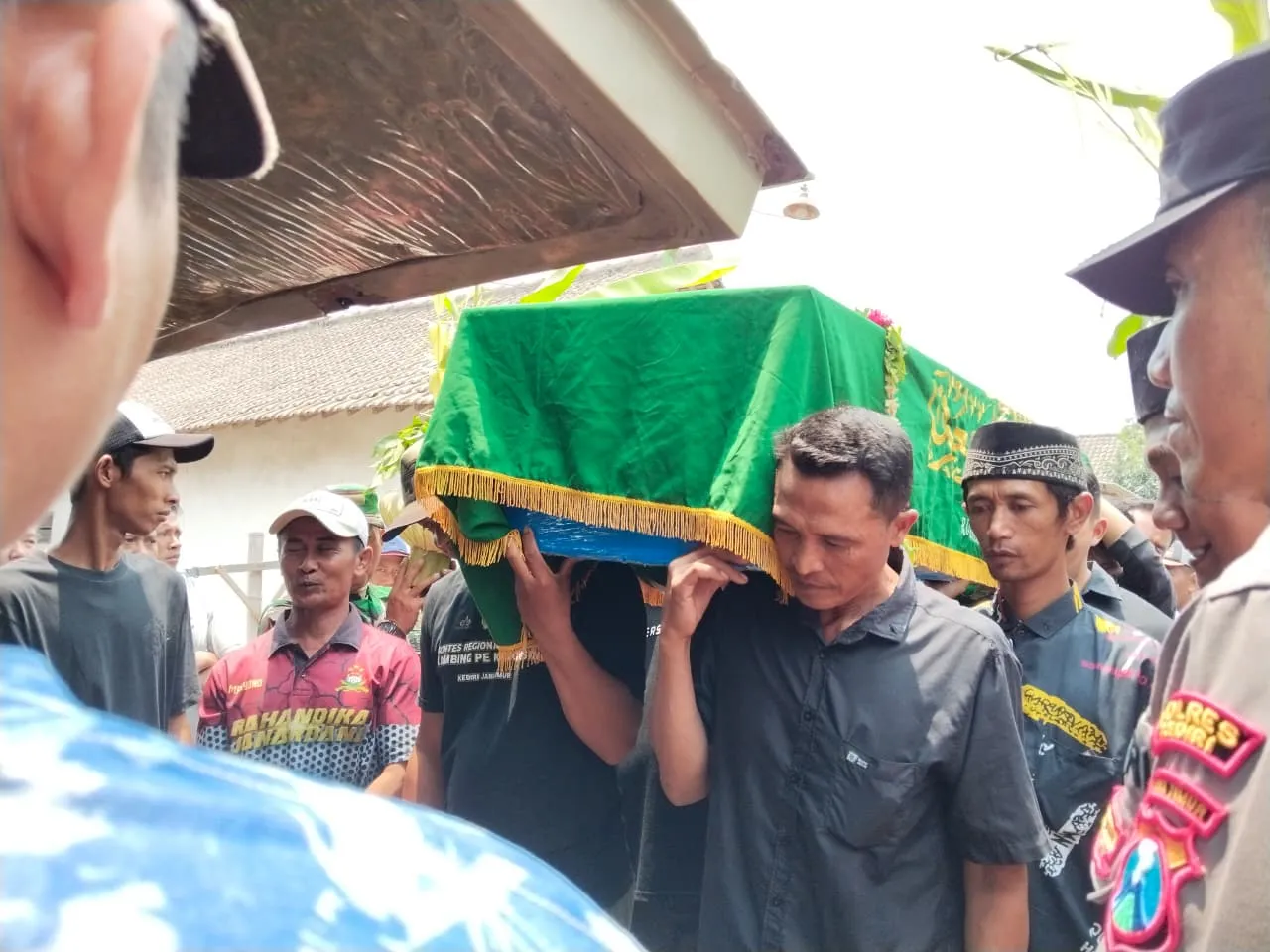 Kepulangan Sunyi Tri Sutrisno: Jejak Duka dan Harapan Keselamatan Pasca Tragedi KMP Virgo Transport di Kediri
