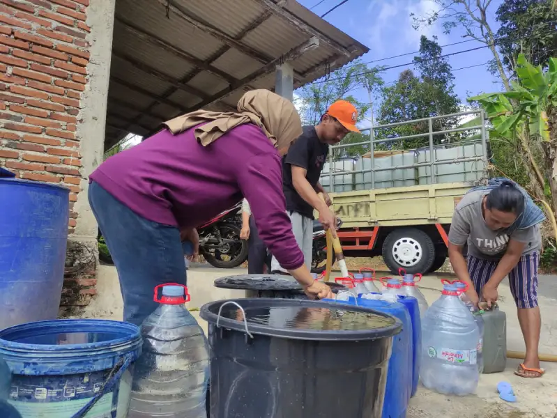 Keringnya Sumur, Jauhnya Asa: Perjuangan Warga Pacitan Menjemput Air Bersih di Musim Kemarau