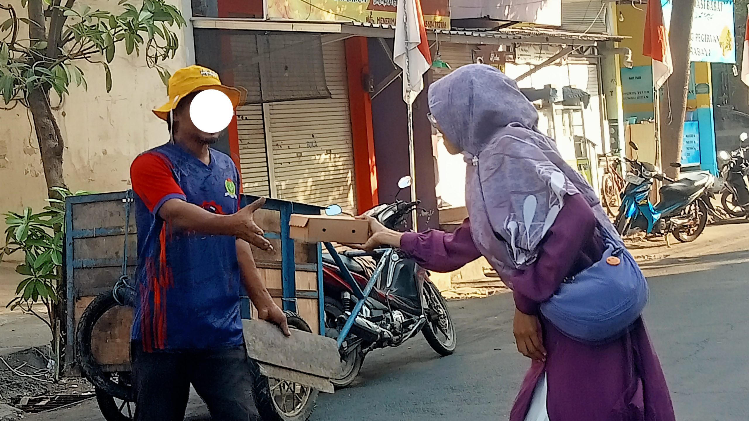 Kolaborasi Wali Murid SD Mugres Hasilkan 210 Paket Nasi Berkah untuk Warga Gresik