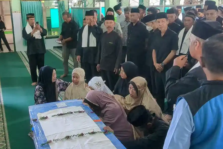 Lambaian Terakhir Sang Guru: Kepulangan Taruno Hidayat dan Luka Menganga di Kare Madiun