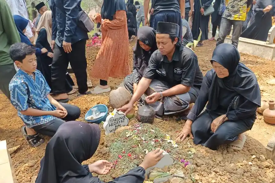 Masa Depan yang Terombang-ambing Ombak: Kisah Pendidikan Empat Putri Tihwin Pasca Tragedi Masalembo