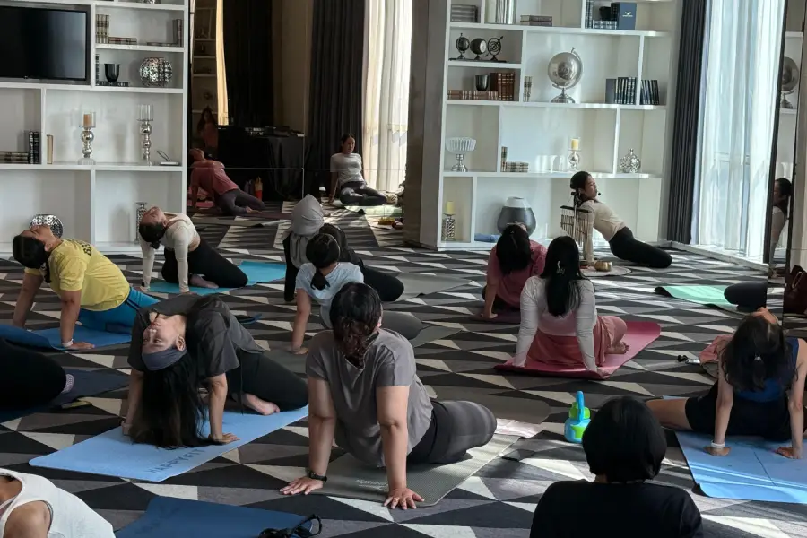 Melepas Penat di Tengah Kota: Hotel Ciputra World Surabaya Tawarkan Sesi Yoga dan Sound Healing Eksklusif